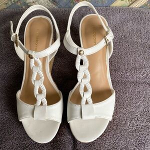 Liz Claiborne white cork sandals size 5